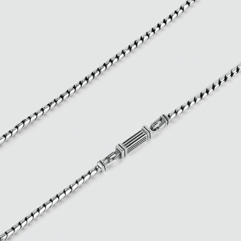 Eine handgefertigte Emir - Sterling Silber Minimalistische Halskette 2,5 mm Kette mit einem Silberverschluss.
