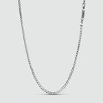 Un collier minimaliste en argent sterling de 2,5 mm, fait à la main, sur fond blanc.