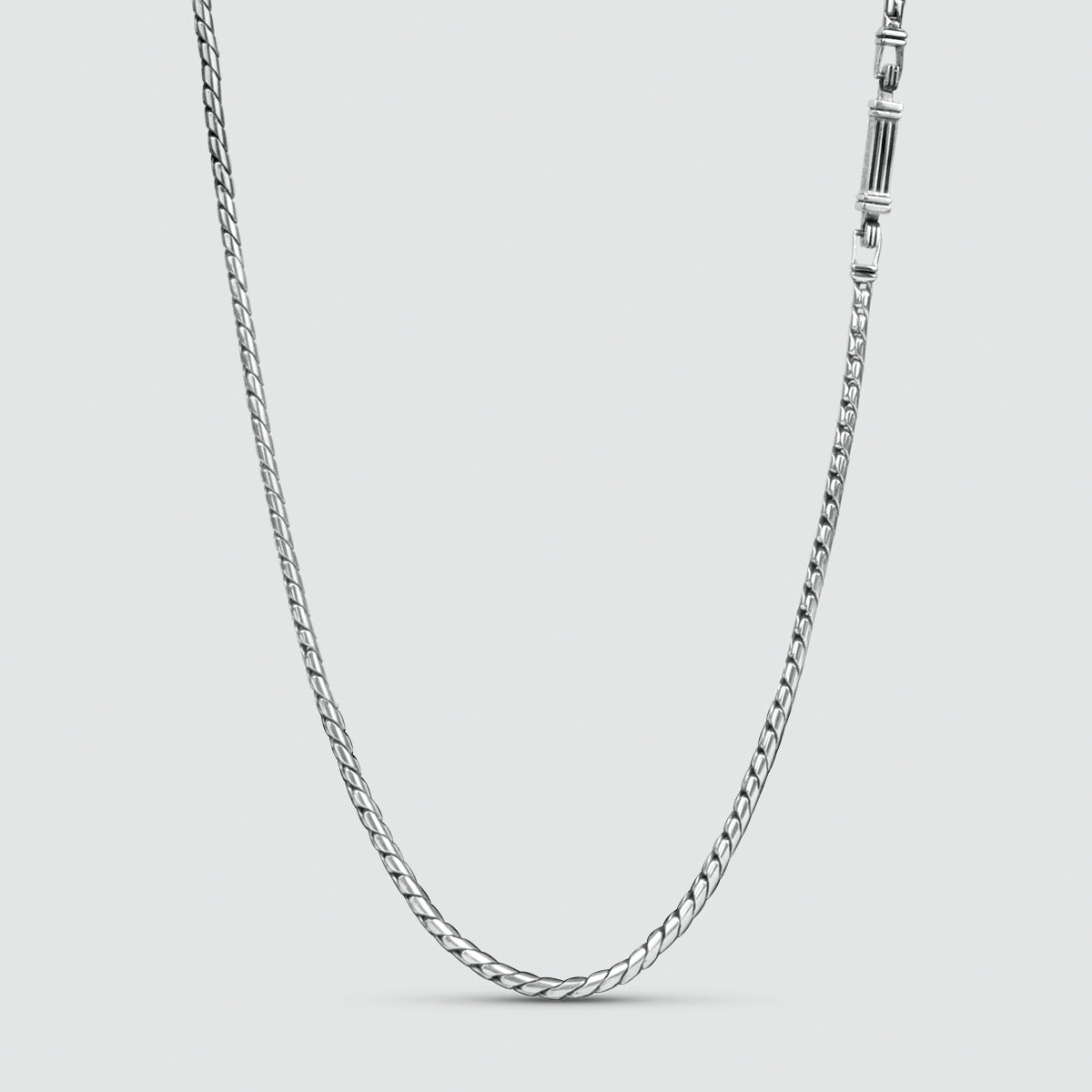 Un collier minimaliste en argent sterling de 2,5 mm, fait à la main, sur fond blanc.
