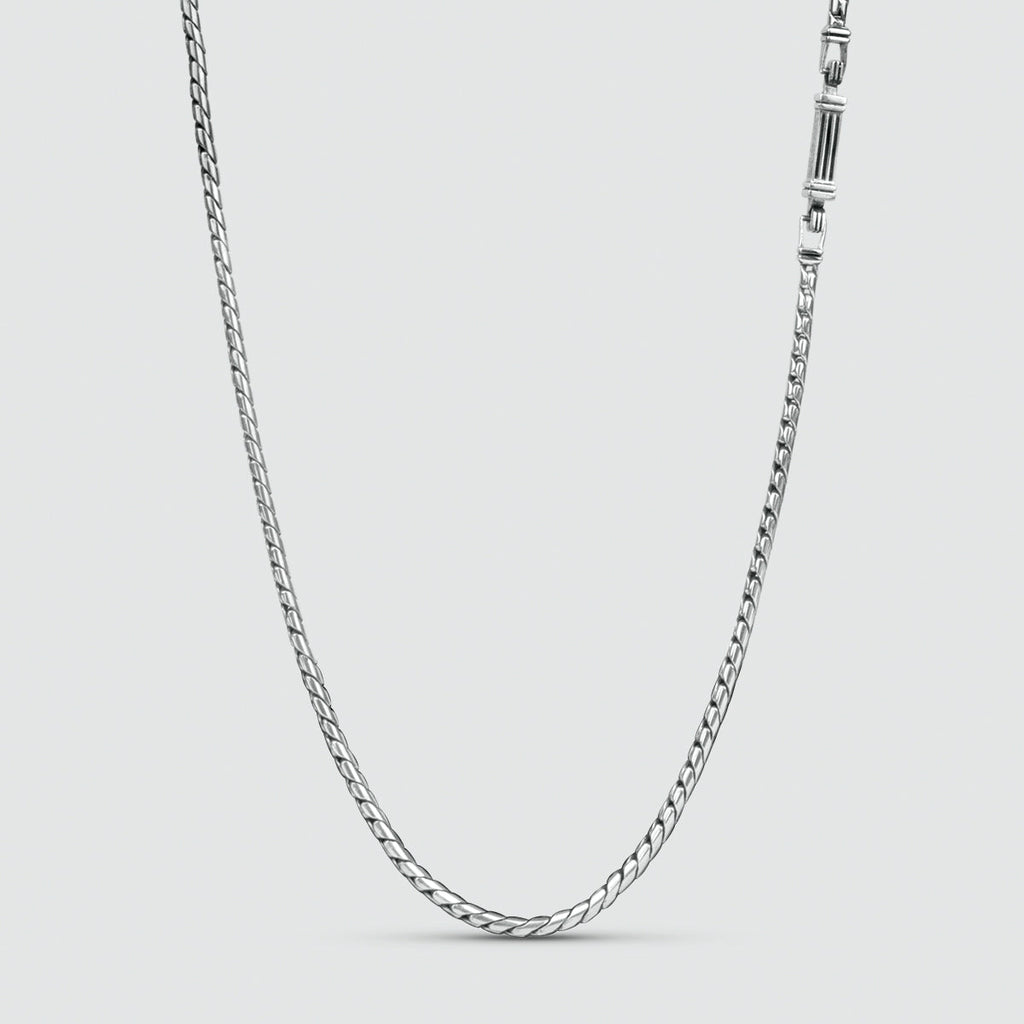 Un collier minimaliste en argent sterling de 2,5 mm, fait à la main, sur fond blanc.