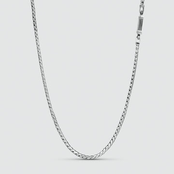 Un collier minimaliste en argent sterling de 2,5 mm, fait à la main, sur fond blanc.