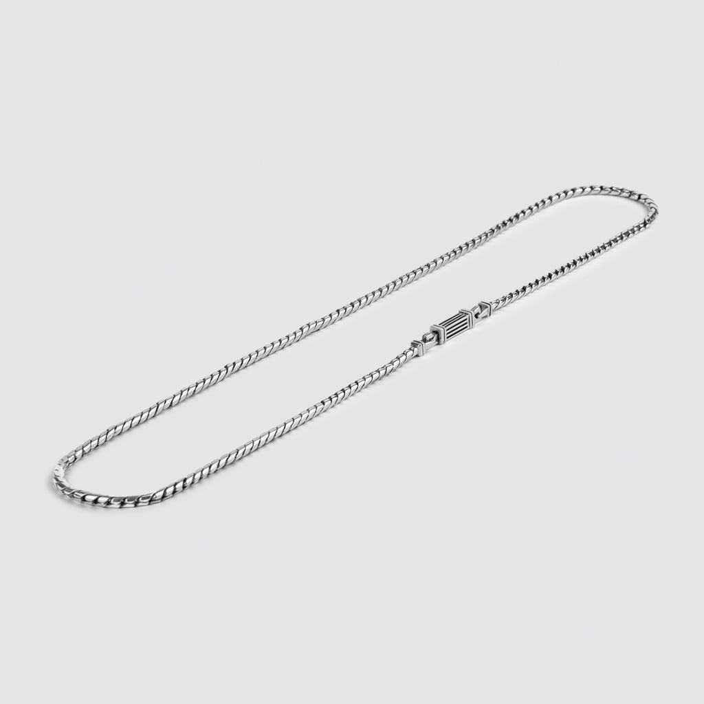 Eine handgefertigte Emir - Sterling Silber Minimalistische Halskette 2,5 mm auf einem weißen Hintergrund.