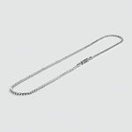 Un collier minimaliste en argent sterling de 2,5 mm, fait à la main, sur fond blanc.