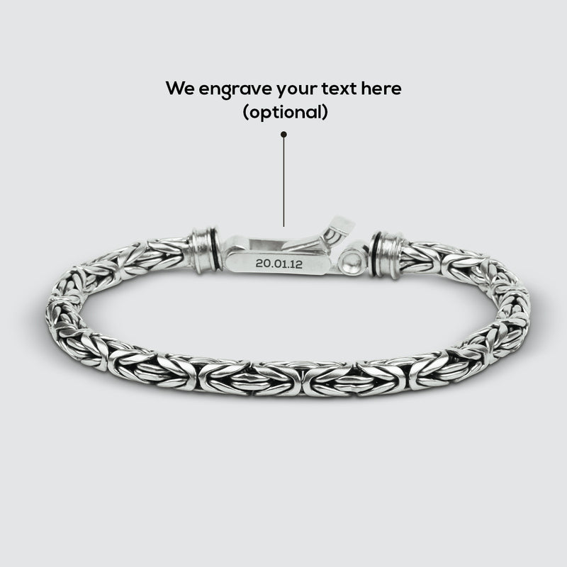 Een Turath Byzantijnse armband van sterlingzilver, met ruimte voor een gratis gravure door Ninetwofive.