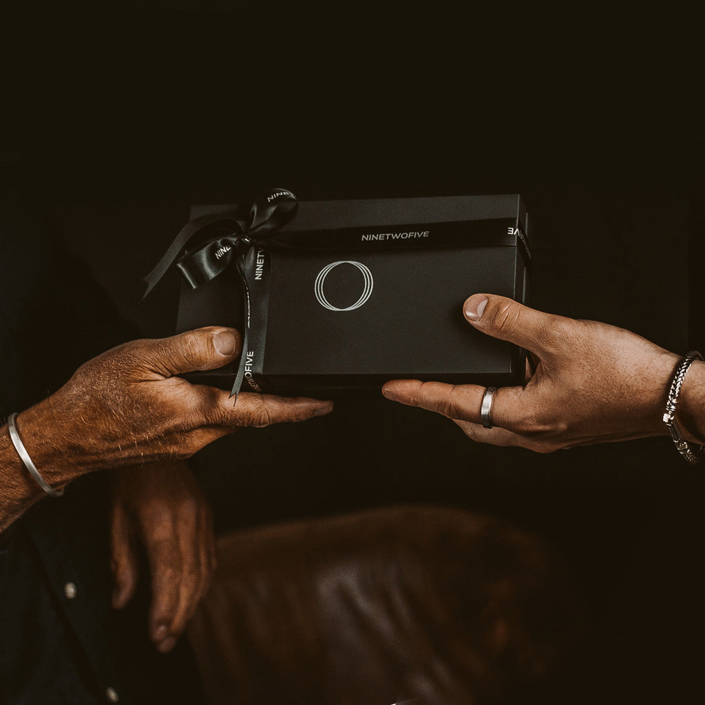 Hands holding a gift box.