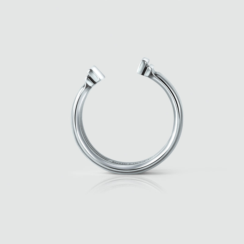 Vorderansicht mit Blick auf das Innere des Mateen oxidierten 925er Silber Armreif-Herrenrings von Ninetwofive.