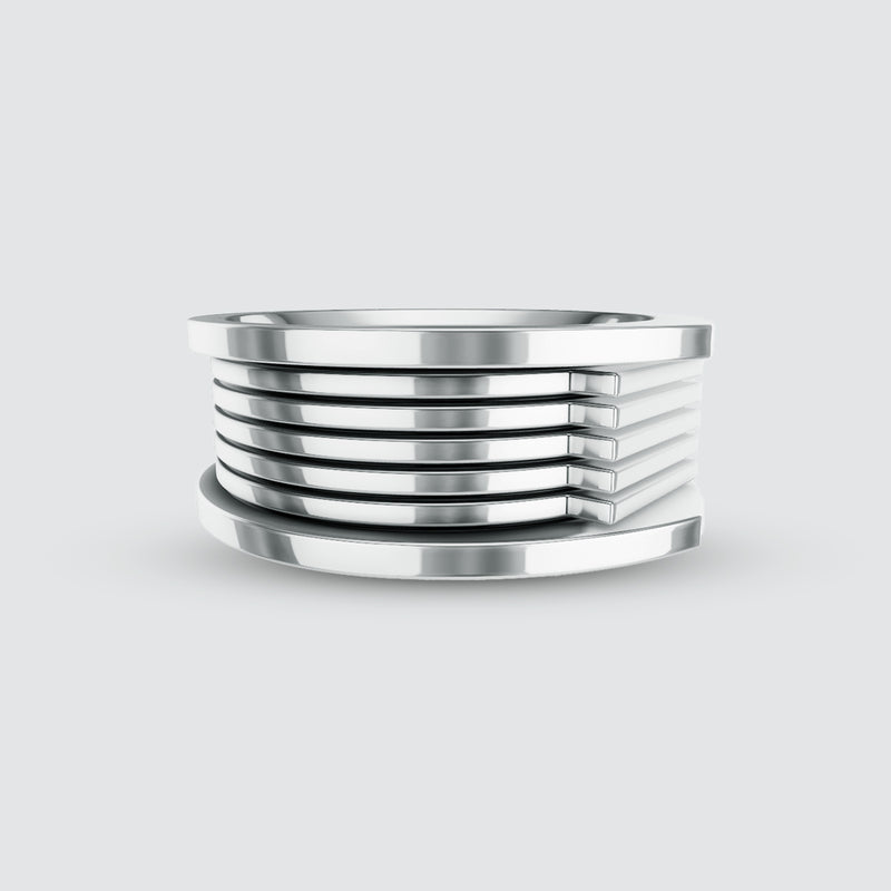 Vue de face rapprochée de la bague homme Yanel en argent 925 oxydé, gravée de motifs de bagues.