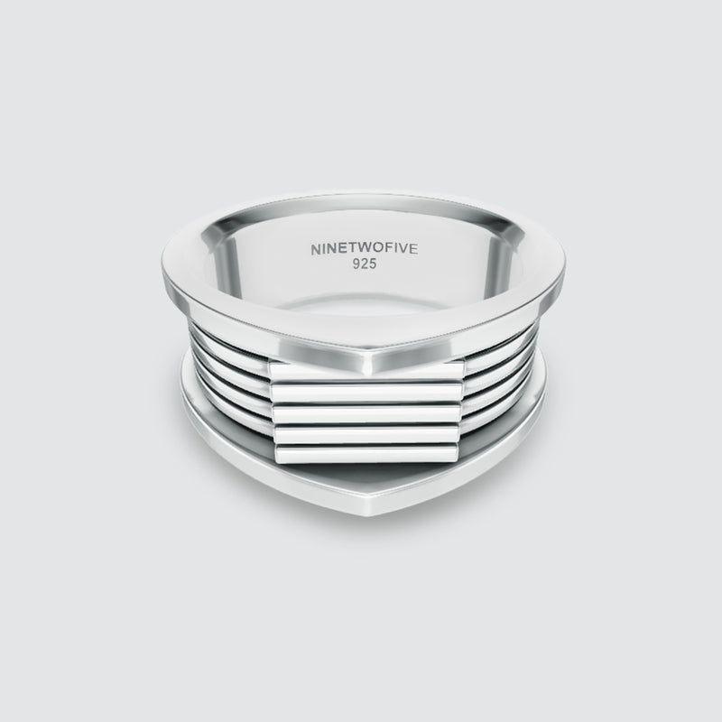 Une bague homme Yanel en argent gravée, à rayures noires et blanches, montrant l'espace intérieur pour la gravure gratuite.