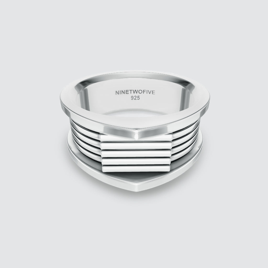 Ein gravierter Yanel - Oxidierter Sterling Silber Ring 10mm mit einem schwarzen und weißen Streifen.