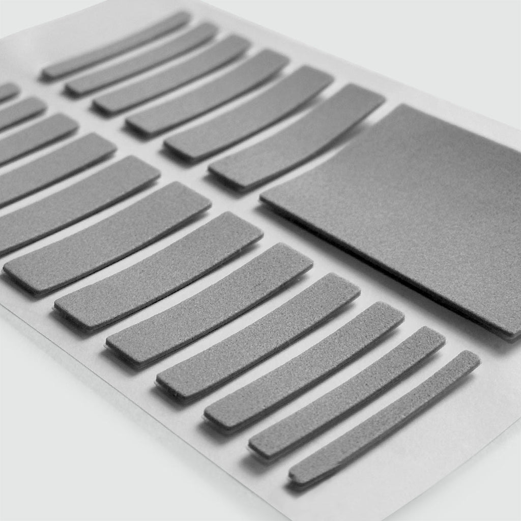 Een set van grijze strips op een wit oppervlak, geschikt voor ringaanpassing of maatvulling om de ring kleiner te maken. Vervang "product" door "ringmaataanpasser".