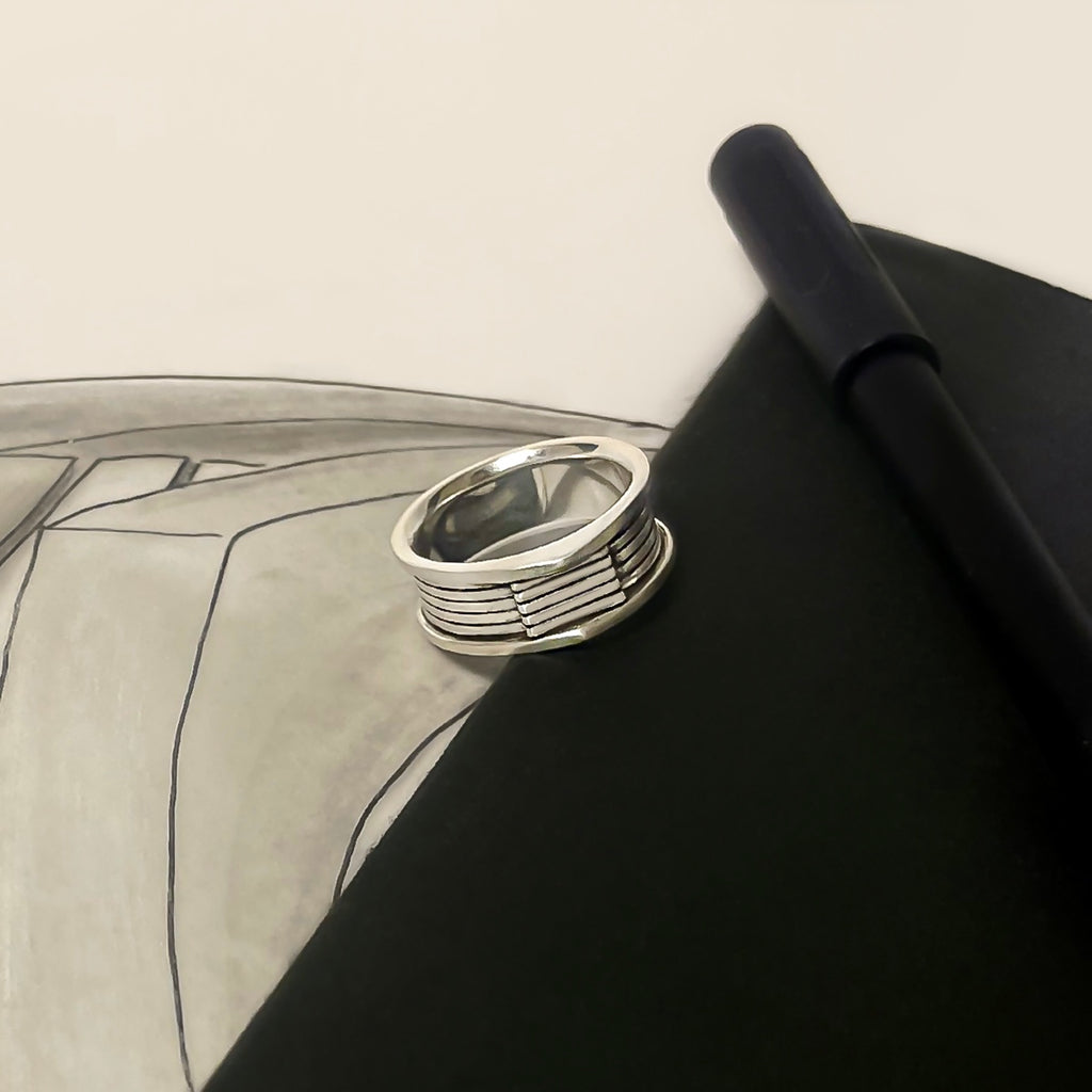 Een tekening van een ring bovenop een notitieblok.