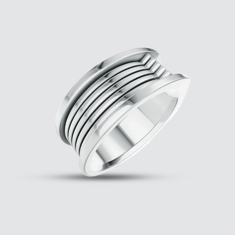 Une bague homme Yanel en argent 925 oxydé avec un motif rayé gravé.