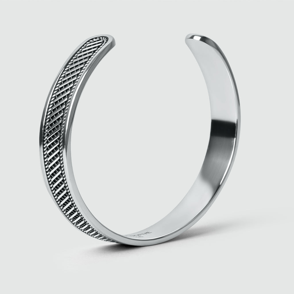 A Kaliq cuff bracelet with a woven pattern and a Kaliq Ring - set.