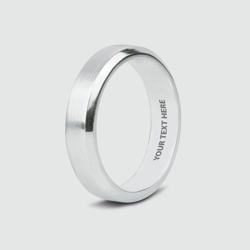 Nahaufnahme des Herrenrings „Tamir“ in mattem Silber, mit Hervorhebung des Innenbereichs für die kostenlose Gravur durch Ninetwofive.