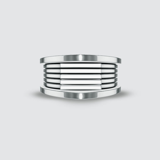 Vue de face de la bague pour homme « Yanel » en argent 925 oxydé, ornée d'un motif rayé, par Ninetwofive.
