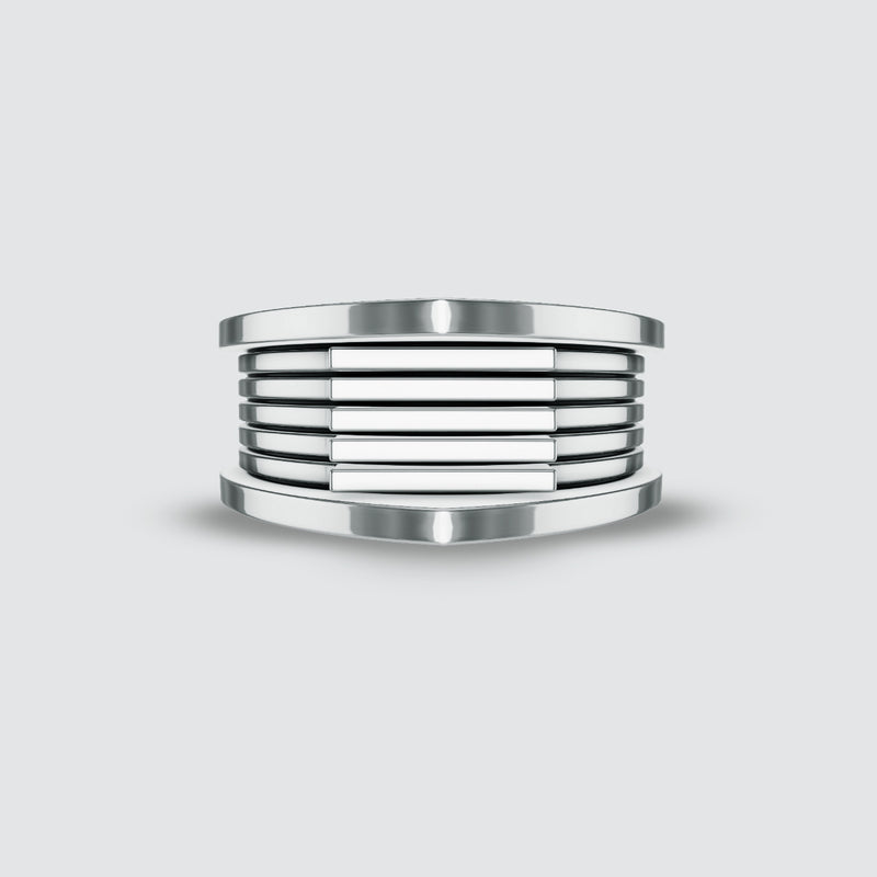 Vue de face de la bague pour homme « Yanel » en argent 925 oxydé, ornée d'un motif rayé, par Ninetwofive.