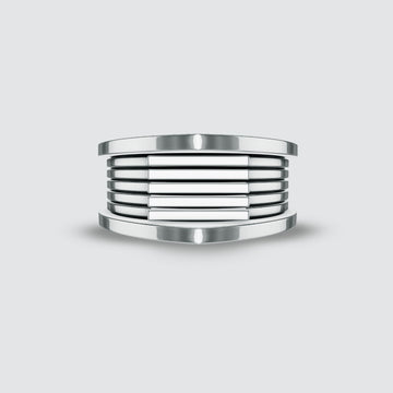 Een Yanel - Geoxideerd Sterling Zilveren Ring 10mm met een gestreept patroon.