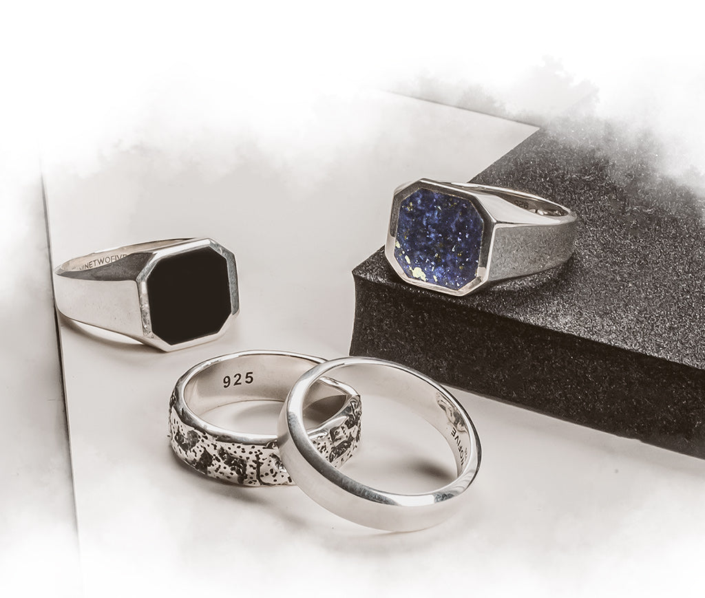 Ein Silberring mit einem blauen Stein ist die perfekte Ergänzung für die Sammlung eines jeden Mannes.