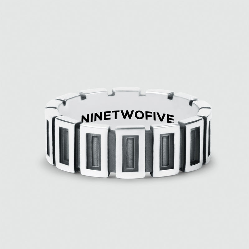 Een Yardan geoxideerde 925 sterling zilveren ring voor heren met het woord Ninetwofive erop.