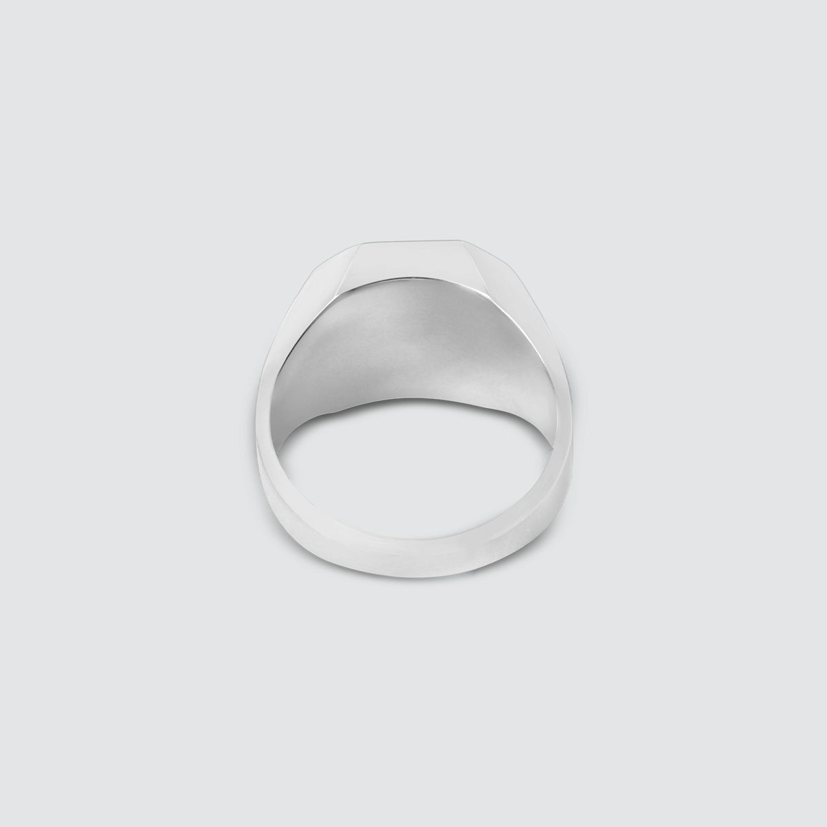 Une bague de signet en argent sterling en zaïre et azurite de 13 mm sur fond blanc.