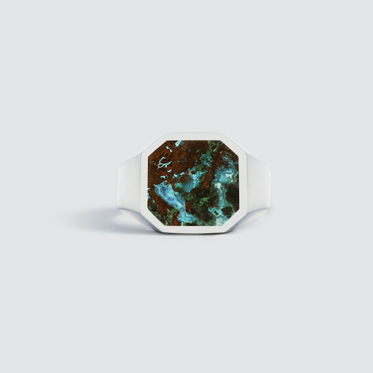 Une bague de signet en argent sterling en azurite du Zaïre de 13 mm avec un motif bleu et vert.