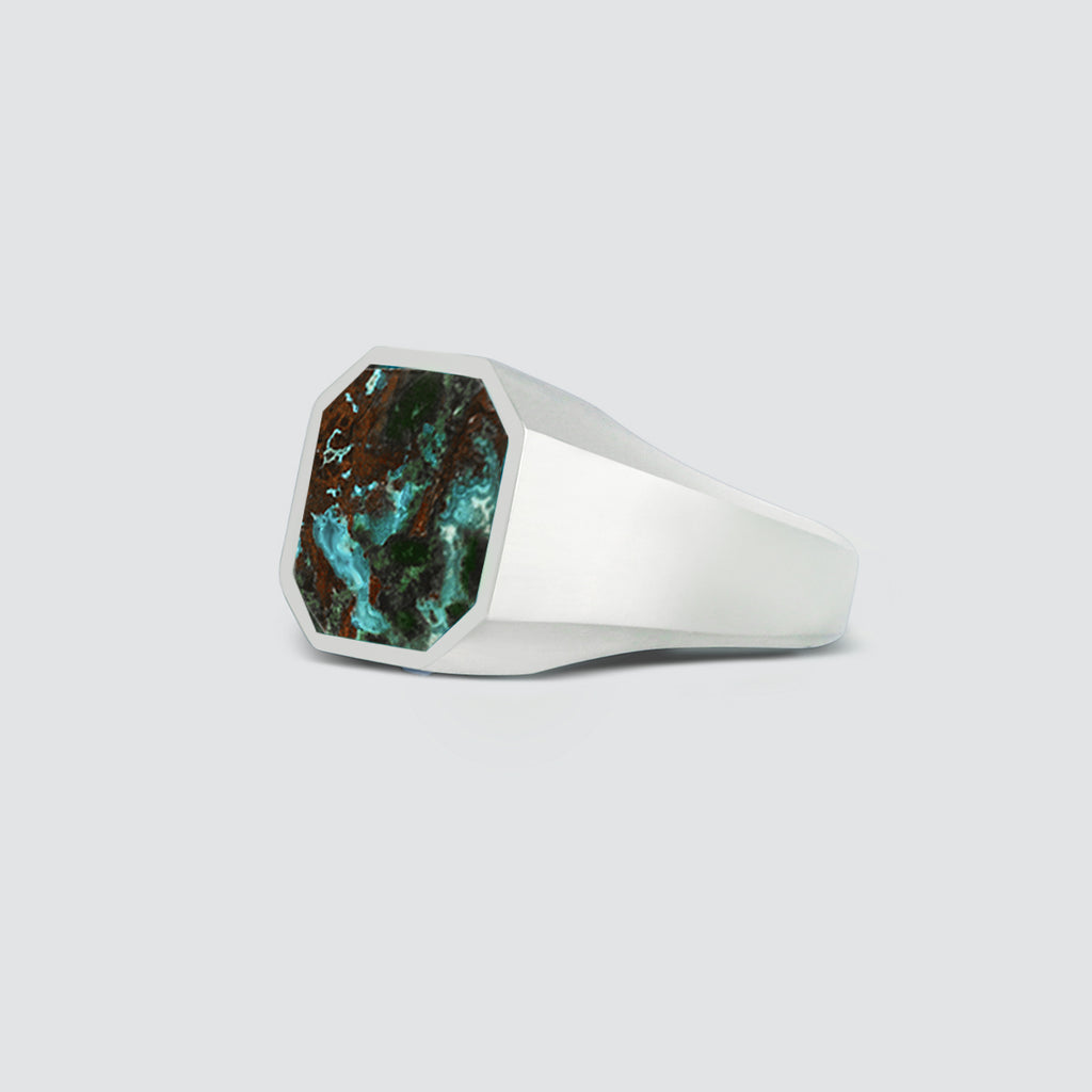 Een Zaïre - Sterling Zilveren Azuriet Zegel Ring 13mm met een gegraveerde turquoise steen.