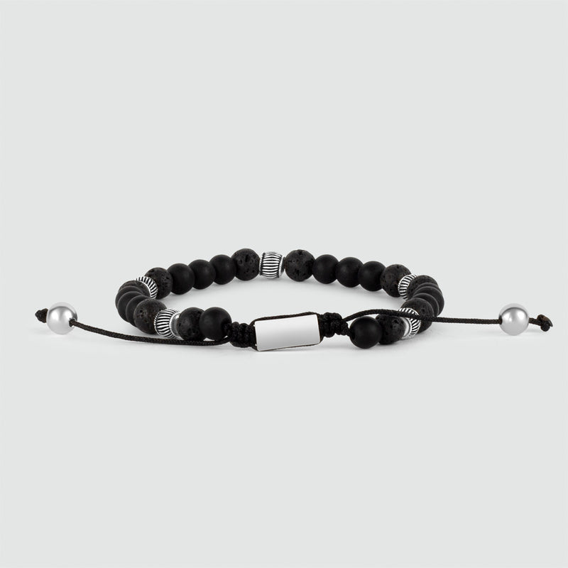 Een Kaliq verstelbare heren kralenarmband versierd met zwarte onyx en 925 sterling zilveren kralen.