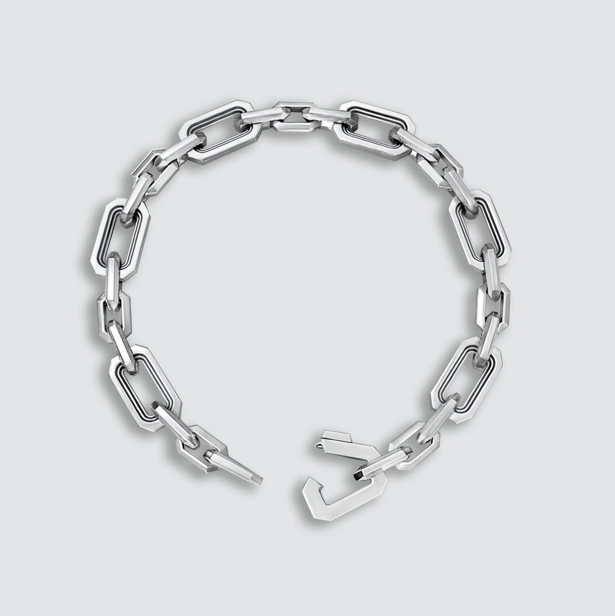 Draufsicht auf das silberne Aqdas-Herrenarmband mit offenem Verschluss.