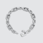 Draufsicht auf das silberne Aqdas-Herrenarmband mit offenem Verschluss.