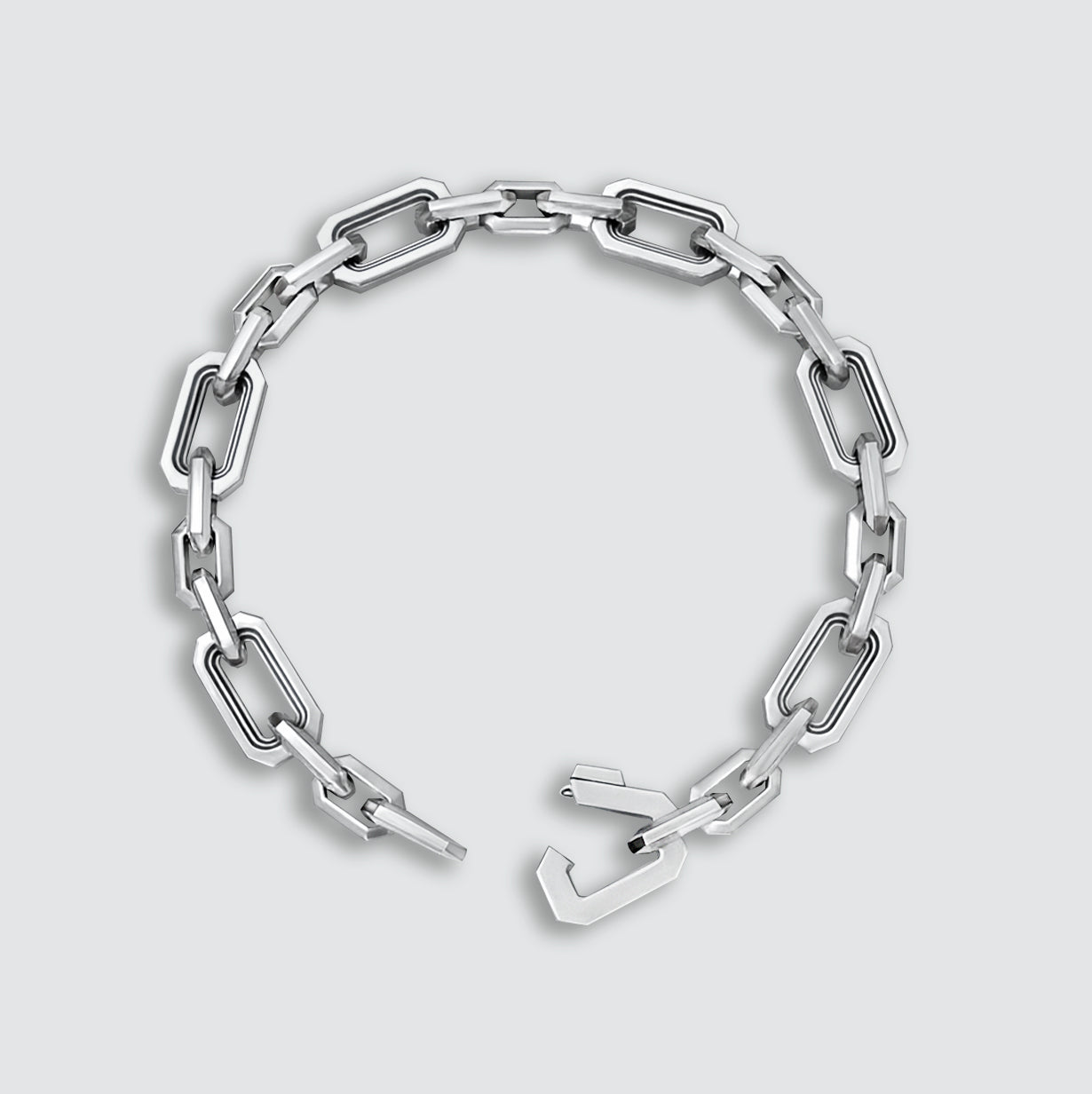 Draufsicht auf das silberne Aqdas-Herrenarmband mit offenem Verschluss.