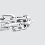 Nahaufnahme des römischen Bogens auf dem Aqdas Sterlingsilber-Kettengliedarmband von NineTwoFive.