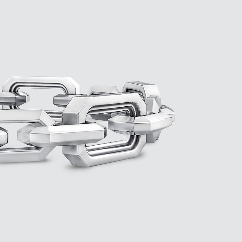 Nahaufnahme des römischen Bogenmotivs auf dem Aqdas-Armband aus Sterlingsilber von NineTwoFive.