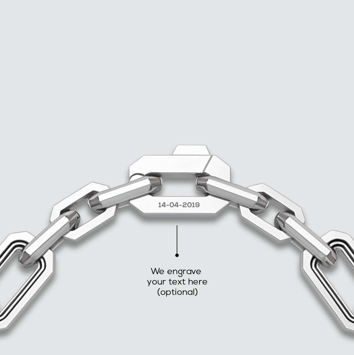 Gravierte Details des Aqdas Armbands aus Sterlingsilber von Ninetwofive