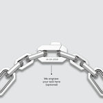 Gravierte Details des Aqdas Armbands aus Sterlingsilber von Ninetwofive