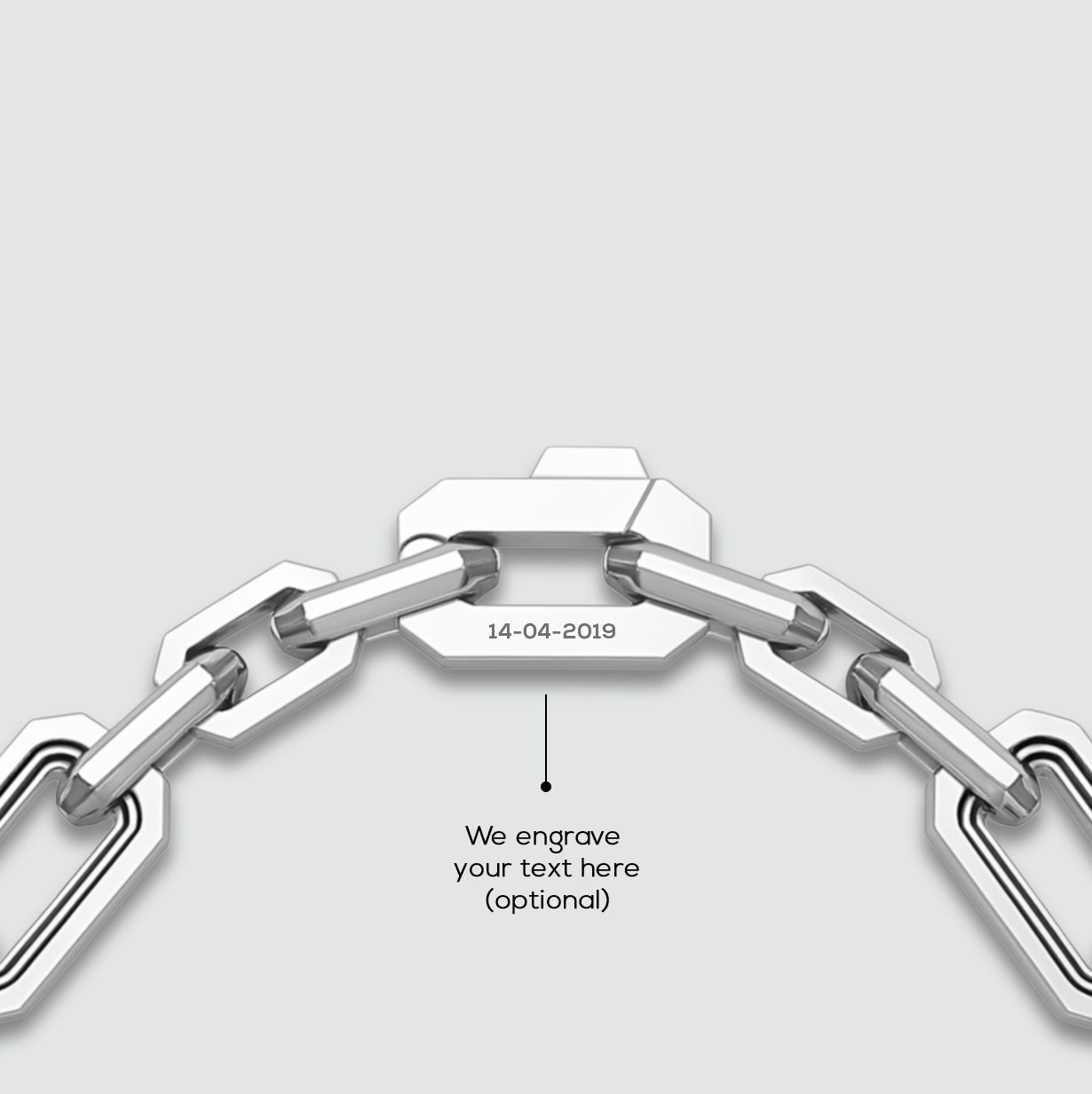 Gravierte Details des Aqdas Armbands aus Sterlingsilber von Ninetwofive