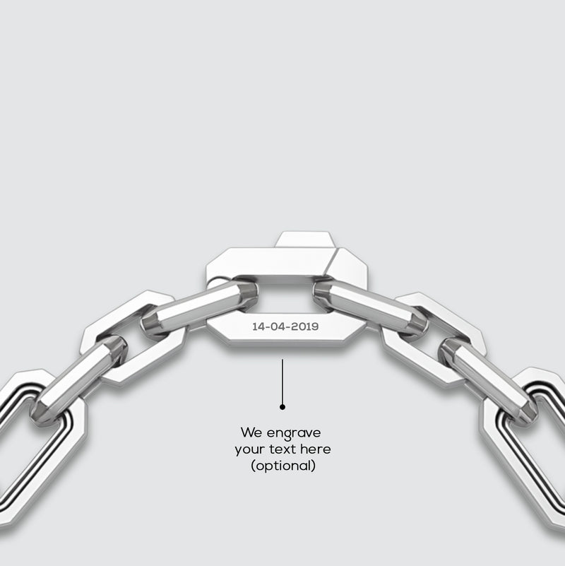 Gravierte Details des Aqdas-Armbands aus Sterlingsilber von Ninetwofive