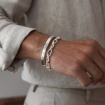 Nahaufnahme des aqdas-Sterlingsilber-Gliederarmbands am Handgelenk, das einen klassischen Stil zeigt. Ninetwofive