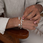 Nahaufnahme eines aqdas-Sterlingsilber-Kettengliederarmbandverschlusses. Ninetwofive