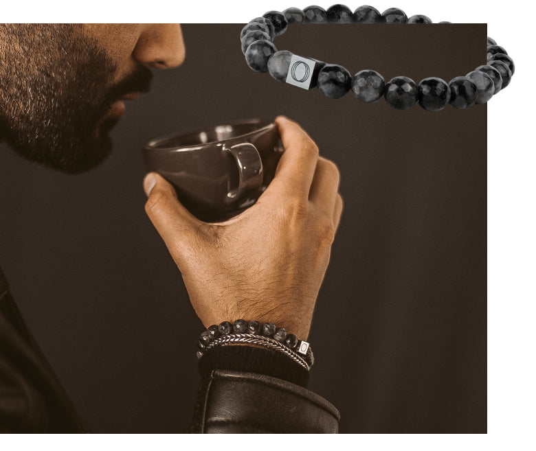 Ein Model trägt ein Perlenarmband für Männer von ninetwofive