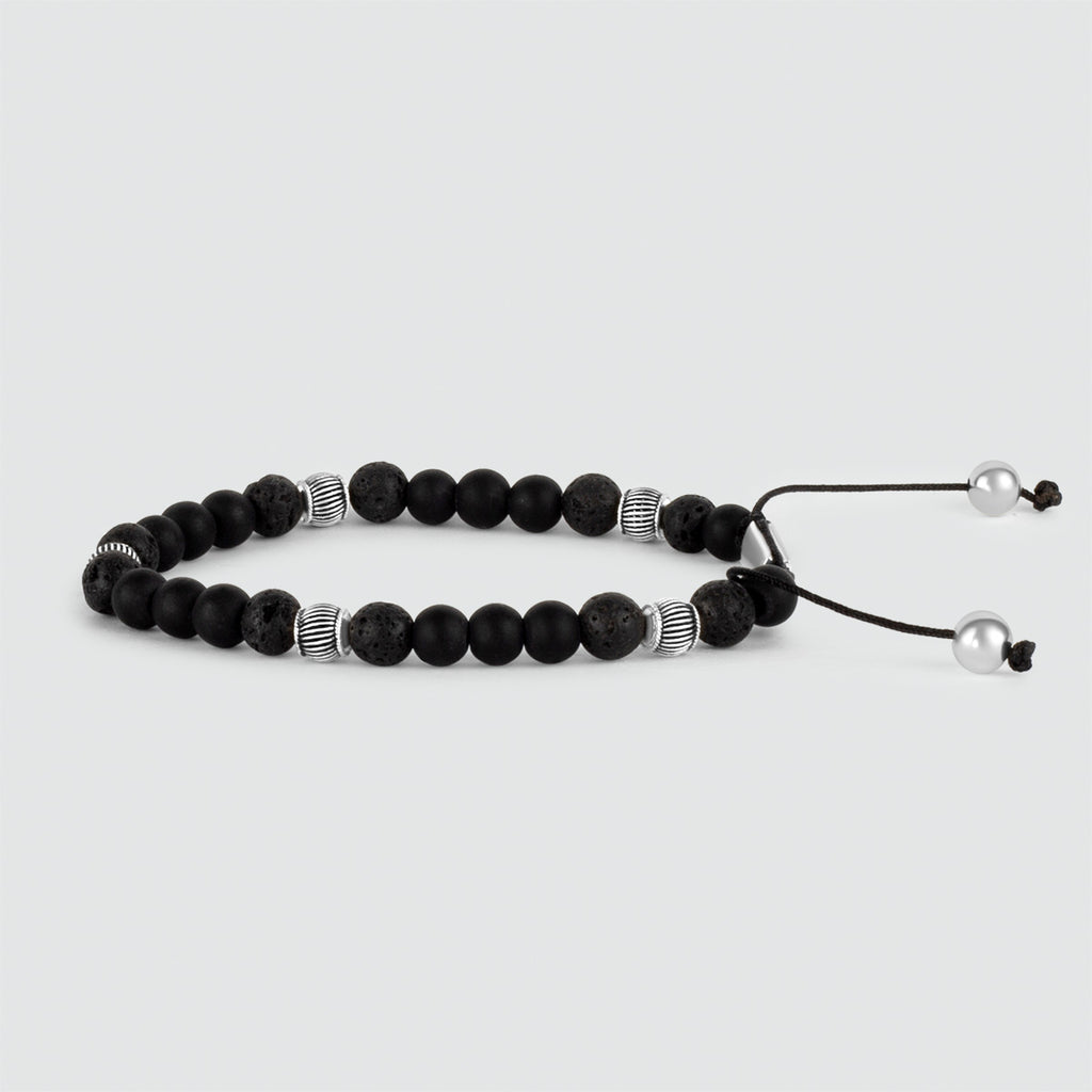 A Kaliq - Verstellbares Onyx Black Beaded Bracelet in Silber 6mm mit silbernen Perlen, die alle passen.