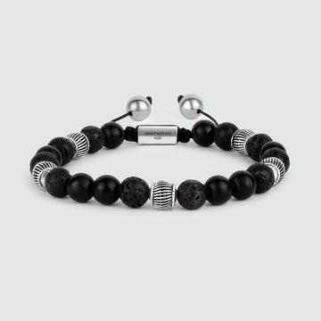 Das Kaliq - Adjustable Onyx Black Beaded Bracelet in Silber 8mm ist mit schwarzen Onyxperlen geschmückt.