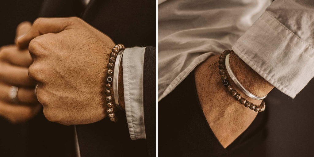 Twee foto's van een man met armbanden.