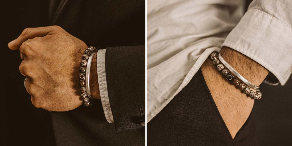 Deux photos d'un homme portant un bracelet mot-clé.
