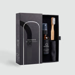 Ninetwofive met flesje, borsteltje en zwart doekje in een box een lichtgrijze achtergrond