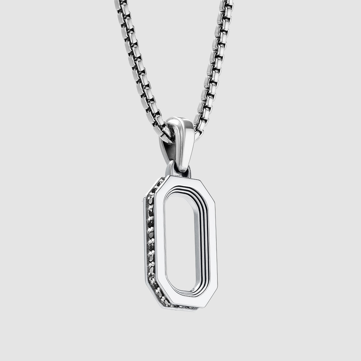 Close up van Durwas zwarte diamanten zilveren hanger met herenketting door Ninetwofive