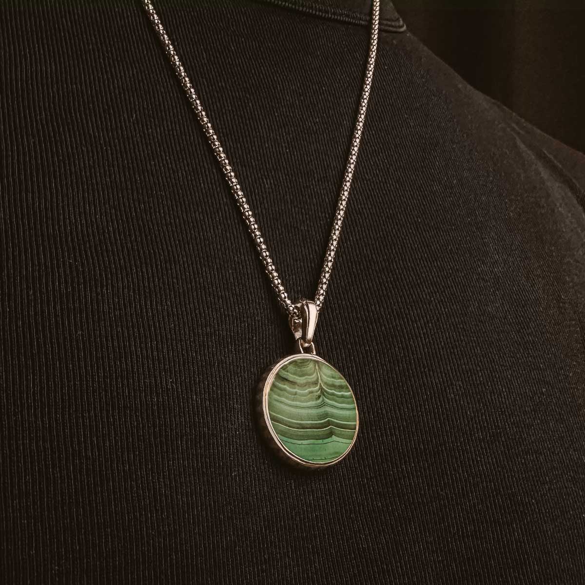 Une boussole Safar - Malachite en argent sterling Pendantif avec une pierre verte dessus.