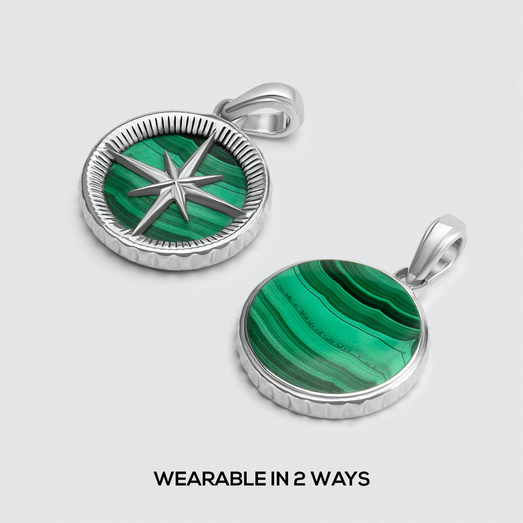 Deux pendentifs en malachite verte et argent Safar - Sterling Silver Malachite Compass avec les mots wearable in 5 ways, idéal pour les hommes à la recherche d'un accessoire élégant à porter sur leur chaîne en argent.