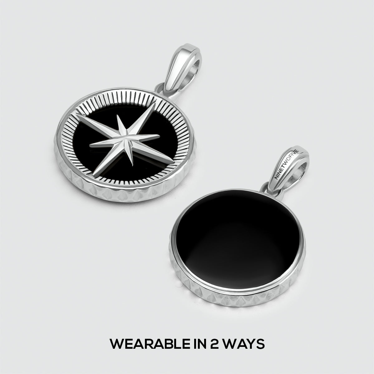Twee Safar - Sterling Zilveren Onyx Kompas Hangers die op 3 manieren te dragen zijn.