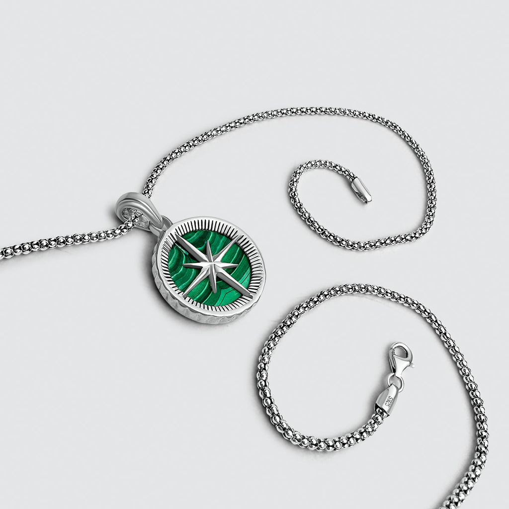 Ein Safar - Sterling Silber Malachit Kompass Anhänger mit einem Smaragd Stein auf einer Silberkette für Männer.