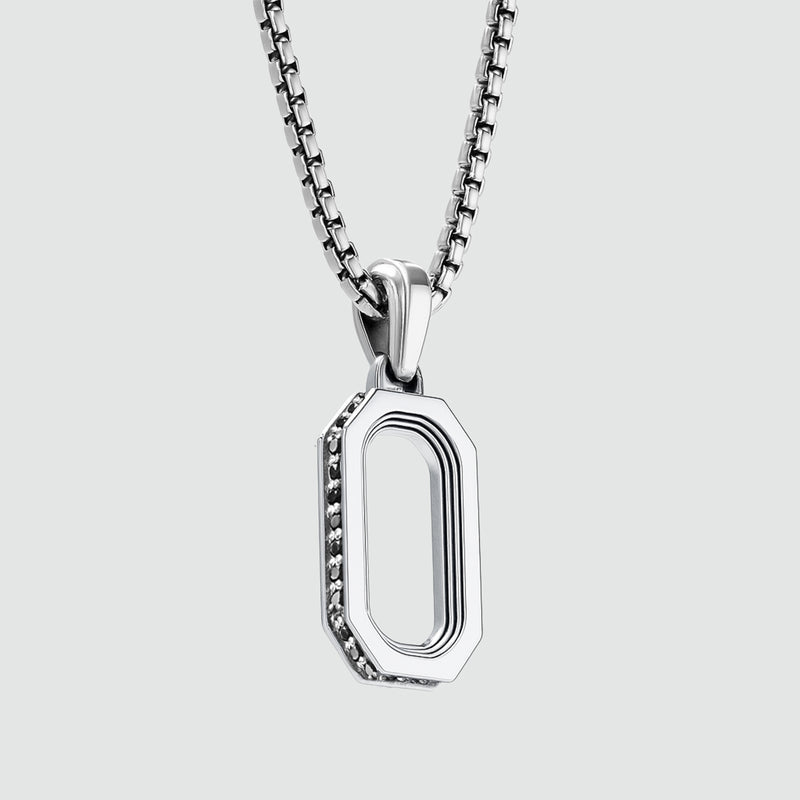 Image détaillée du pendentif en argent en forme d'arche, orné de diamants noirs. NineTwoFive